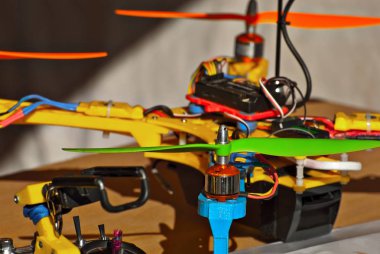 Dron, devrelerin ve kabloların elemanları yakın. Drone tek başıma yapılmıştır. Çocuk bilimsel sergisinde çok fonksiyonlu elektronik cihazlar. Robotik ve konstrüksiyonlar.