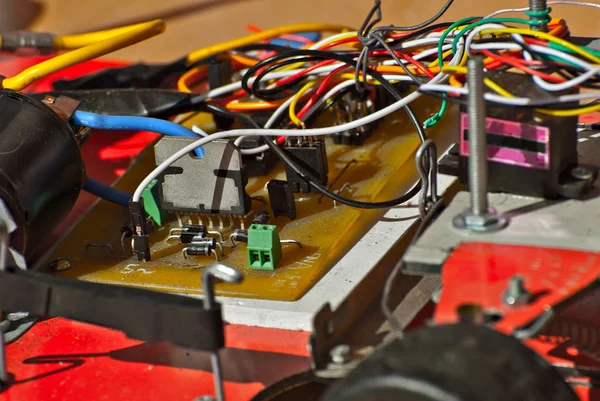 Électronique Robotique Fabrication Artisanale Les Microcircuits Les Fils Colorés Rapprochent — Photo