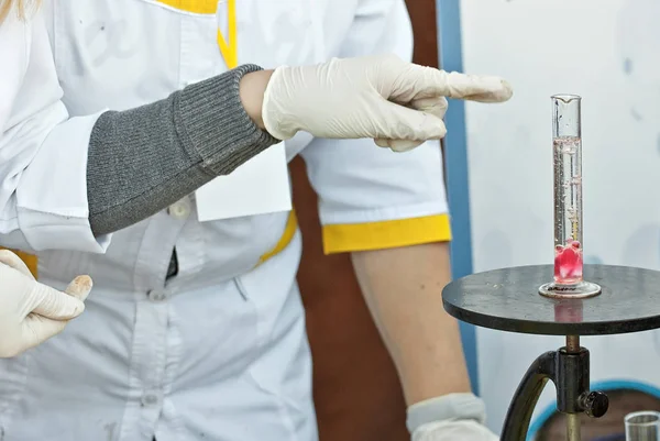 Tubo Ensayo Vidrio Con Burbujas Colores Demostración Experimentos Química Una — Foto de Stock