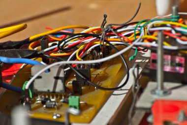 Elektronik ve el yapımı robotlar. Mikrodevreler ve renkli kablolar kapanıyor. Bilimsel sergide elektronik cihazlar ve mekanizmalar sunuluyor.