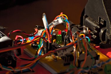 Elektronik ve el yapımı robotlar. Mikrodevreler ve renkli kablolar kapanıyor. Bilimsel sergide elektronik cihazlar ve mekanizmalar sunuluyor.