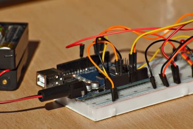 Elektronik ve el yapımı robotlar. Mikrodevreler ve renkli kablolar kapanıyor. Bilimsel sergide elektronik cihazlar ve mekanizmalar sunuluyor.