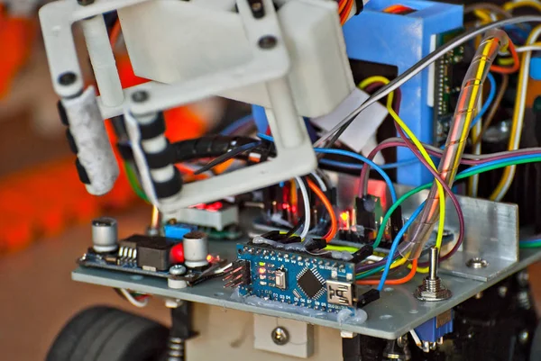 Électronique Robotique Fabrication Artisanale Les Microcircuits Les Fils Colorés Rapprochent — Photo