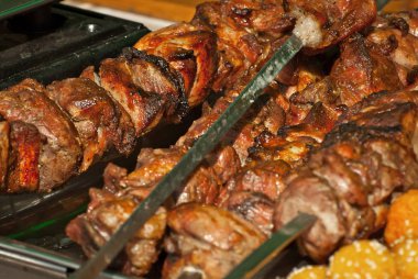 Masada farklı türde kızarmış et var. Festivalde barbekü.