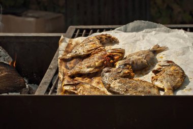 Masada kızarmış deniz ürünleri var. Festivalde birçok deniz ürünleri çeşidini. Kızarmış balık.