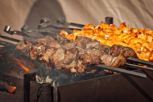 Tagliare Pezzi Carne Alla Griglia Barbecue Festival Formaggio Vitello Arrosto — Foto Stock