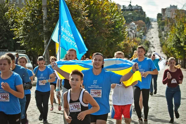 チェルニフツシ ウクライナ 9月29日 2019年 チャリティー楽しいランニング ブコビナマイル に参加するランナー 平和を支える短いマラソン大会 ファミリー向けスポーツと健康的なライフスタイル — ストック写真