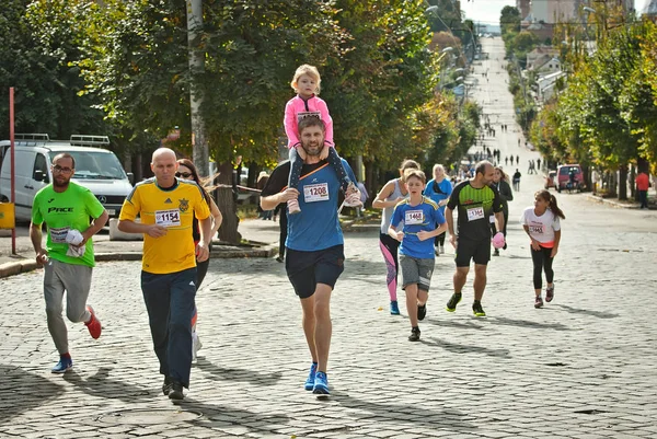 체르니브츠시 우크라이나 29일 2019년 부코비나 달리기에 참가하는 러너들 평화를 응원하는 — 스톡 사진
