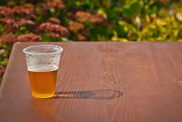 Beer Plastic Glass Close Alcoholic Beverage Festival Glass Old Wooden — Stock Photo, Image