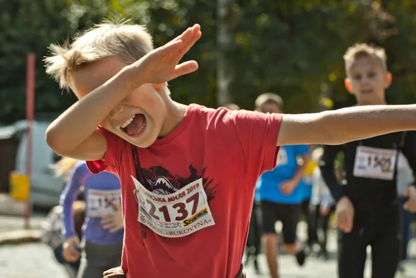 チェルニフツシ ウクライナ 9月29日 2019年 チャリティー楽しいランニング ブコビナマイル に参加するランナー 平和を支える短いマラソン大会 ファミリー向けスポーツと健康的なライフスタイル — ストック写真