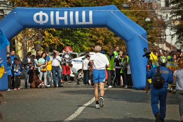 切尔尼夫茨 乌克兰 9月29日 2019年 布科维娜英里 慈善趣味跑的跑步者 支持和平的短跑比赛 这位老运动员在慈善比赛中完成 — 图库照片