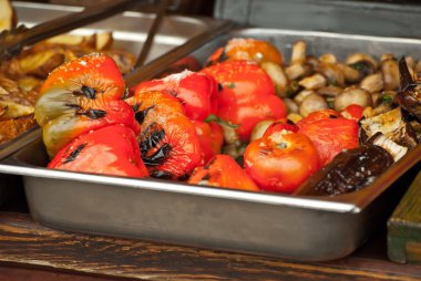 Masada ızgara sebze. Panayırda metal bir büfede kızarmış sebze..