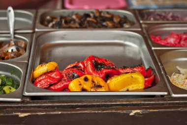 Masada ızgara sebze. Panayırda metal bir büfede kızarmış sebze..