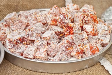 Fuarda Türk ulusal tatlıları satılıyor. Masaya yığılmış çok renkli Asya tatlıları. Festivalde lokum toptan satılıyor..