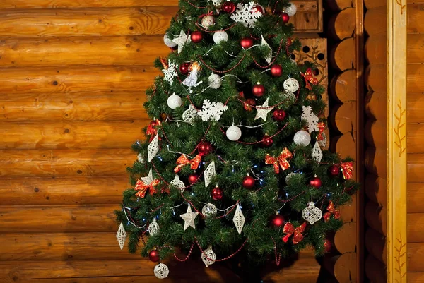 Arbre Noël Décoré Guirlandes Couches Sur Fond Bois Des Jouets — Photo