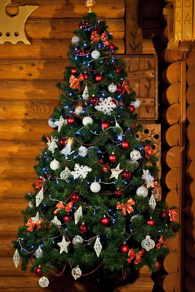 Kerstboom Versierd Met Bloemenslingers Lagen Houten Ondergrond Glanzend Spiegelspeelgoed Van — Stockfoto