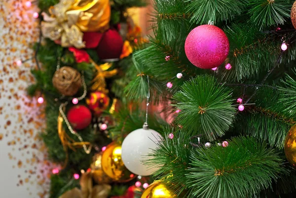 Kerstboom Versierd Met Bloemenslingers Lagen Glanzend Spiegelspeelgoed Van Dichtbij Veelkleurige — Stockfoto