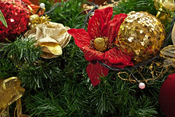 Χριστουγεννιάτικο Δέντρο Διακοσμημένο Γιρλάντες Και Στρώματα Γυαλιστερά Και Κατοπτρικά Παιχνίδια — Φωτογραφία Αρχείου