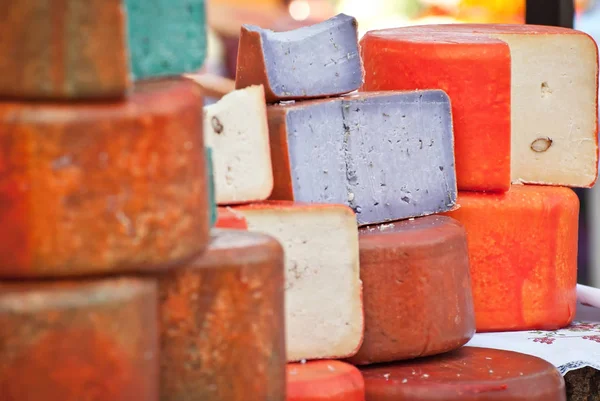 Diversi Tipi Formaggio Sul Tavolo Molti Formaggi Vengono Venduti Una — Foto Stock