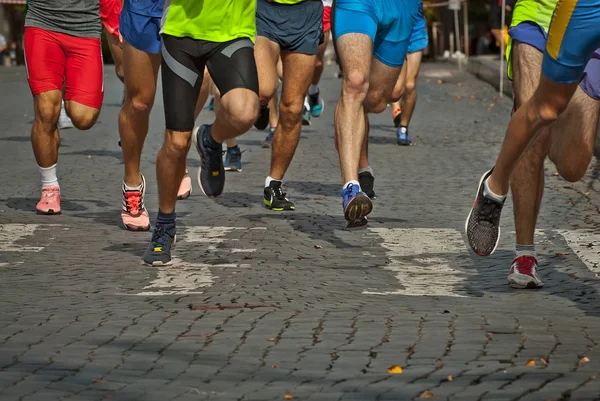 Chernivtsi, Ukrayna - 29 Eylül. 2019: Ukrayna Şampiyonasına katılan sporcular. Spor ayakkabılar, bacaklar ve granit kaldırımlar. Spor ayakkabıları hareket ederken bulanıklaşır.. 