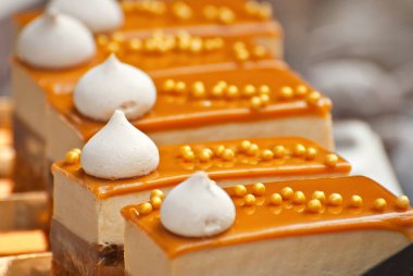 Tatlılar masada. Fuarda renkli kurabiyeler ve pastalar. Yerel şekerleme gösterimi.