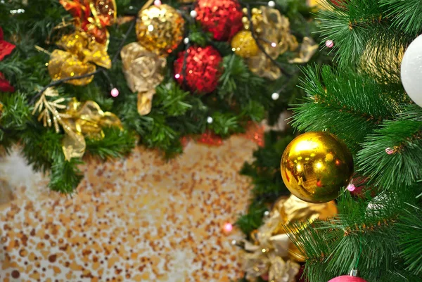 Árbol Navidad Decorado Con Guirnaldas Capas Juguetes Brillantes Espejos Cerca — Foto de Stock