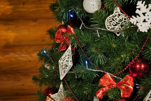 Kerstboom Versierd Met Bloemenslingers Lagen Glanzend Spiegelspeelgoed Van Dichtbij Veelkleurige — Stockfoto