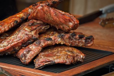 Masada farklı türde kızarmış et var. Festivalde barbekü.