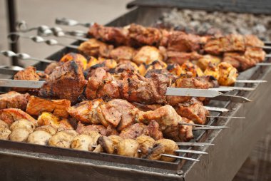 Kömürlerde barbekü kızartması. Tarla mutfak festivalinde et ve sığır eti.