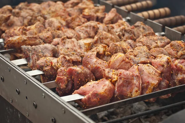 석탄에 바베큐 축제에서 고기와 쇠고기 — 스톡 사진