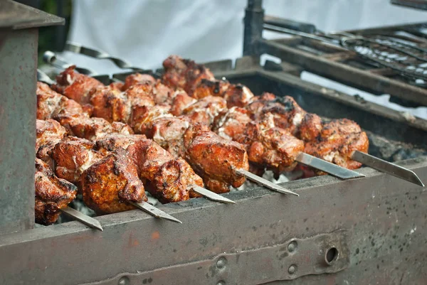 석탄에 바베큐 축제에서 고기와 쇠고기 — 스톡 사진