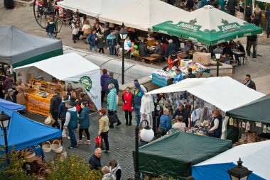 Chernivtsi, Ukrayna. 5 Ekim 2019, şehrin onuruna düzenlenen fuar. Birçok insan ticaret çadırında. Eski şehrin sokaklarında.