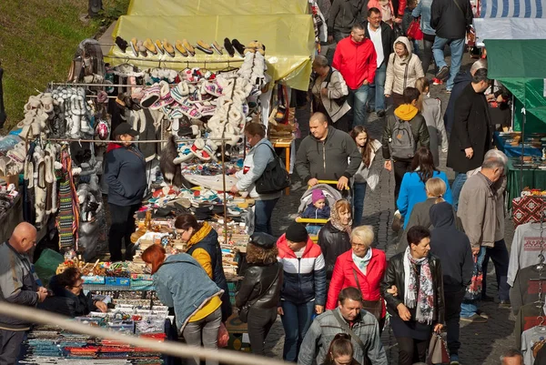 Chernivtsi, Ukrayna. 5 Ekim 2019, şehrin onuruna düzenlenen fuar. Birçok insan ticaret çadırında. Eski şehrin sokaklarında.