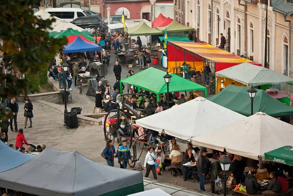 Chernivtsi 乌克兰 2019年10月5日 为纪念城市日而举办的博览会 许多人在贸易的帐篷里 旧城街道上的集市 — 图库照片