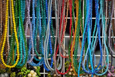 Masada renkli taşkolye. Birçok farklı takı ve boncuk doğal değerli minerallerden yapılmış. Kuyumculuk fuarda satılıyor.