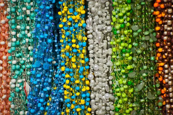 Collana Pietre Colorate Sul Tavolo Molti Gioielli Diversi Perline Minerali — Foto Stock
