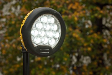 Güçlü ateş projektörü. İtfaiyeciler tarafından kullanılan el feneri. Kaza ve yangın ışıkları. Mobil ve hızlı ışıklandırma. Pillerin diyot ışığı.