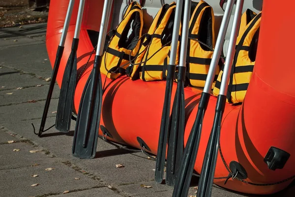 Équipement Rafting Est Présenté Foire Ville Gilets Sauvetage Jaunes Sur — Photo