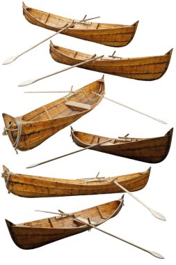Viking teknesinin ahşap bir kopyası. Tarihi gemilerin ve teknelerin yeniden inşası. Tahta gemi beyaz arka planda izole edilmiş. Farklı açılarda kürekleri olan ortaçağ balıkçı teknesi..