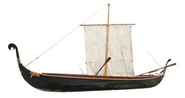 Viking teknesinin ahşap bir kopyası. Tarihi gemilerin ve teknelerin yeniden inşası. Tahta gemi beyaz arka planda izole edilmiş. Yelkenli ve kürekli Ortaçağ savaş gemisi.