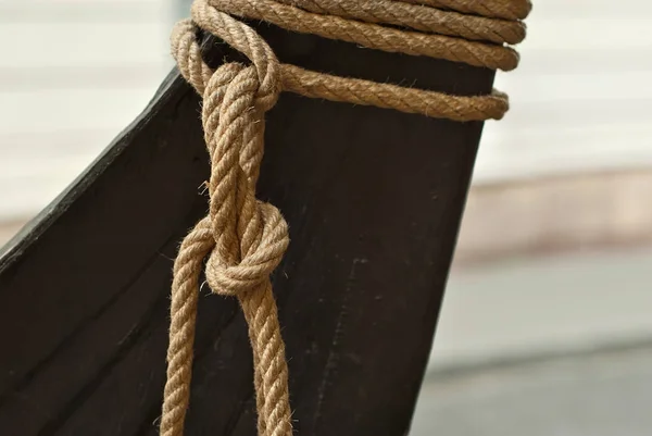 Element Eines Alten Bootes Mittelalterlicher Bootsnachbau Holzmast Mit Seilen — Stockfoto