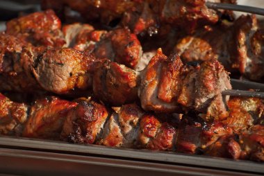 Kömürlerde barbekü kızartması. Tarla mutfak festivalinde et ve sığır eti.