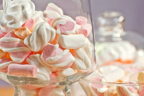 Doces Num Copo Rosa Com Marshmallows Brancos Fundo Roxo — Fotografia de Stock