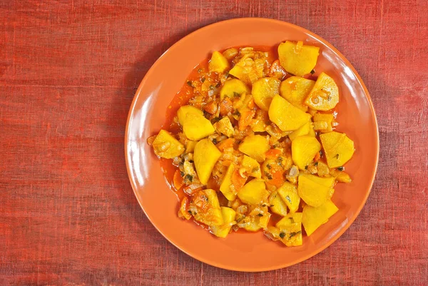 Krumpli Fokhagymás Tálban Egy Asztalon Főtt Krumpli Narancs Szósszal Helyezze — Stock Fotó