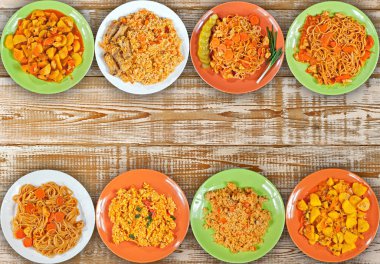 Bir sürü mısır gevreğinin karışımı. Tabakta farklı çeşit tabaklar vardı. Tasarımcı düzeni. Eski püskü bir tahtada bir tabak. Birkaç fotoğrafın kolajı. Tüm menüler tek bir resimde. Modelleme. Metin için boşluk.