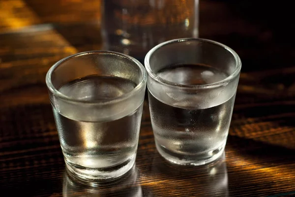 Copos Congelados Com Álcool Perto Garrafa Bebidas Uma Mesa Marrom — Fotografia de Stock