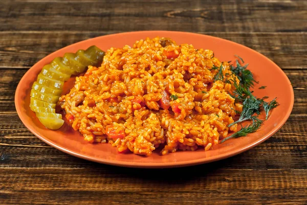 Pilaf Mit Fleisch Gurken Gemüse Und Karotten Einem Orangefarbenen Teller — Stockfoto