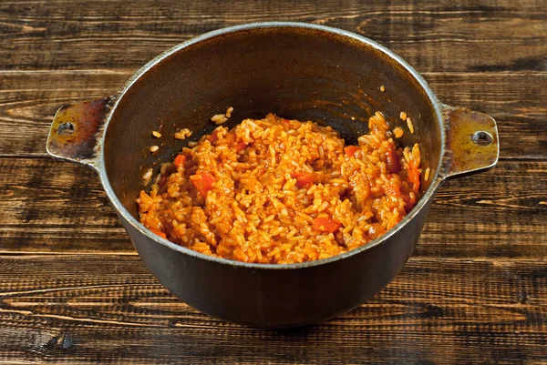 Pilaf Mit Fleisch Und Karotten Einem Alten Gusseisernen Kessel Reis — Stockfoto
