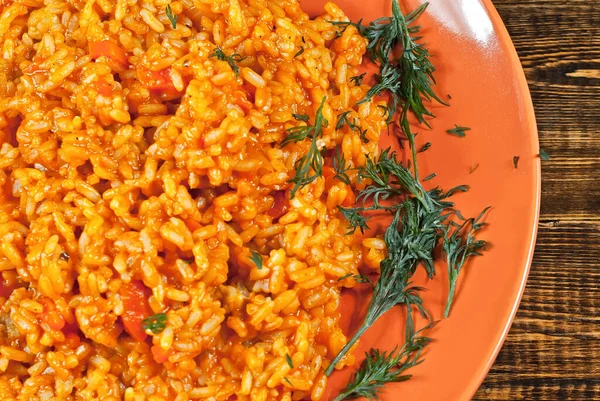 Pilaf Mit Fleisch Gemüse Und Karotten Einem Orangefarbenen Teller Reis — Stockfoto