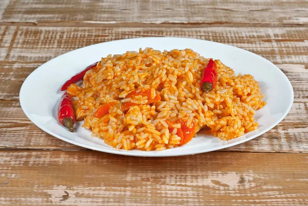 Pilaf Mit Fleisch Paprika Und Karotten Einem Weißen Teller Reis — Stockfoto